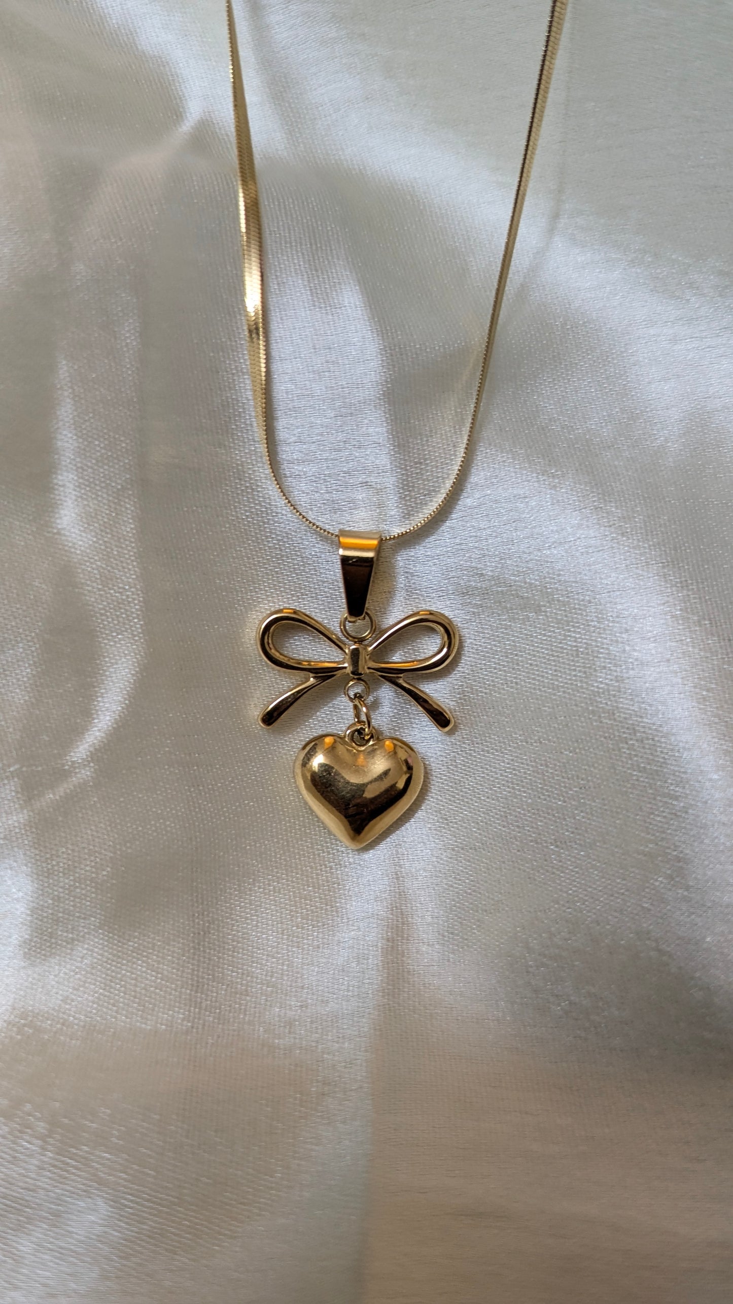 Bow n heart necklace